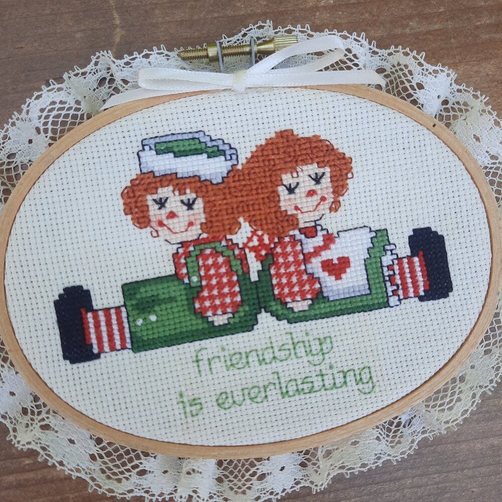 VTG "Friendship is Everlasting" Raggedy Anne Andy Cross Stitch 5" Lace Edging
